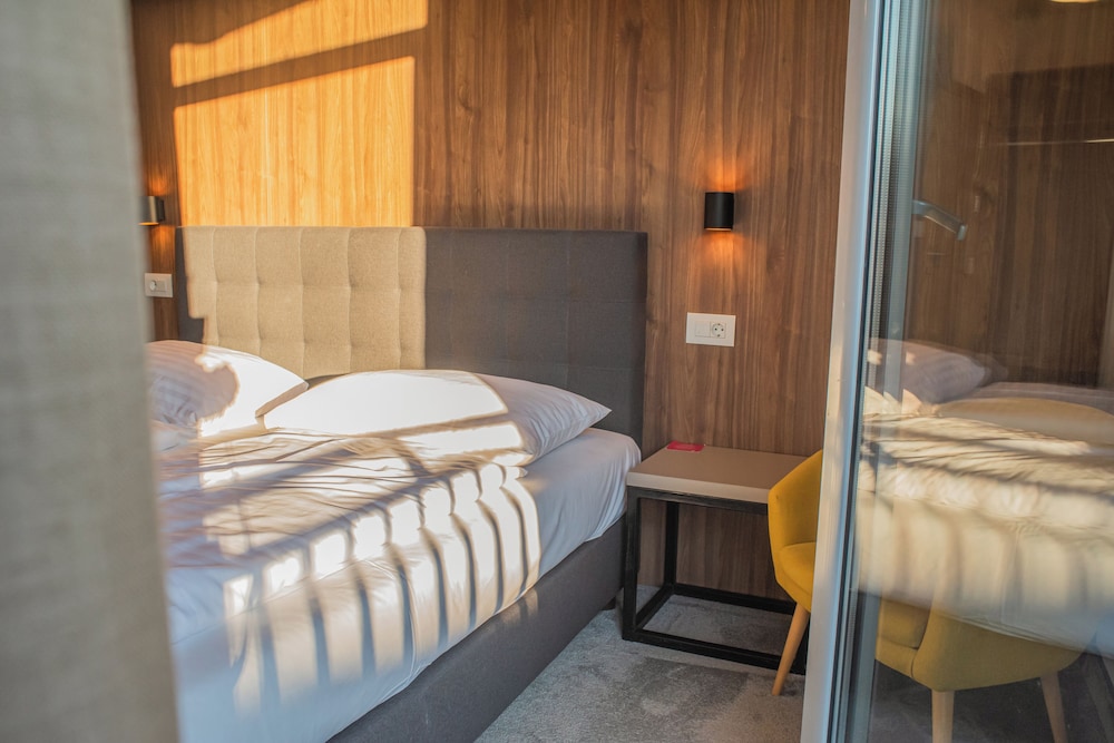 Slisko Hotel 42/66