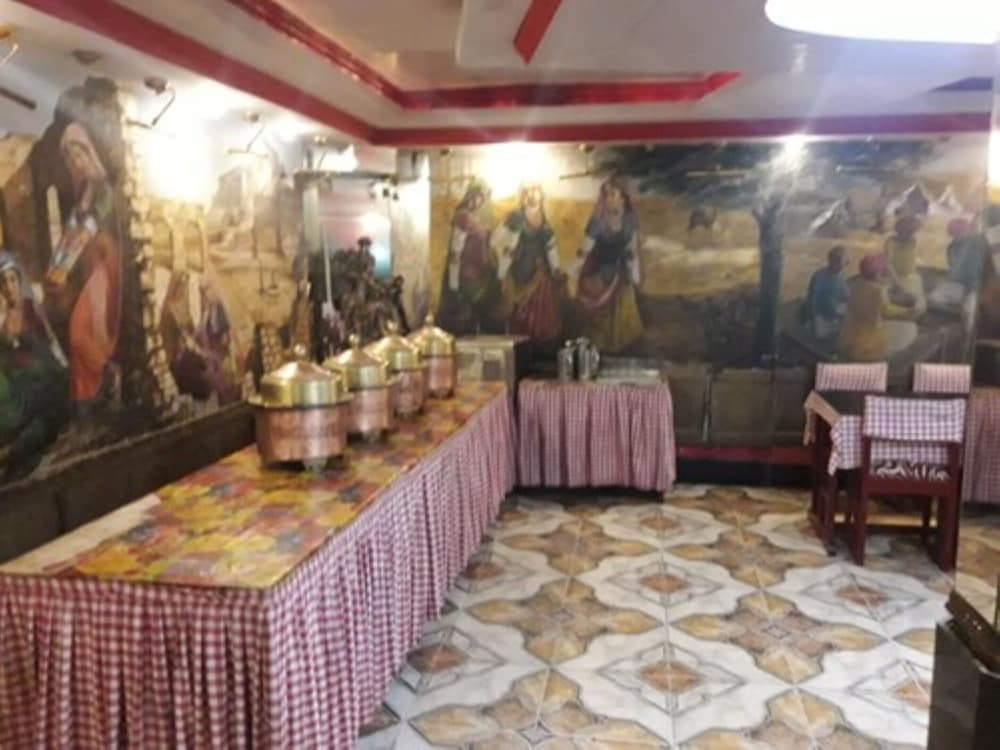 HOTEL SHAMBHU 13/18