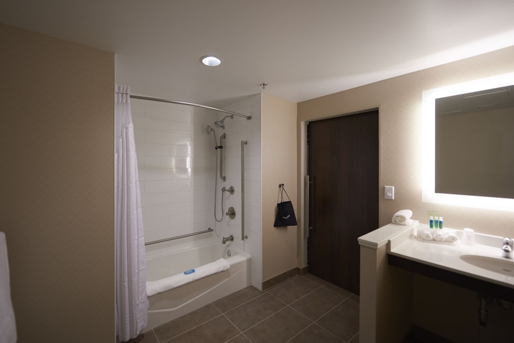 Holiday Inn Express Suites St John S Airport 14/52