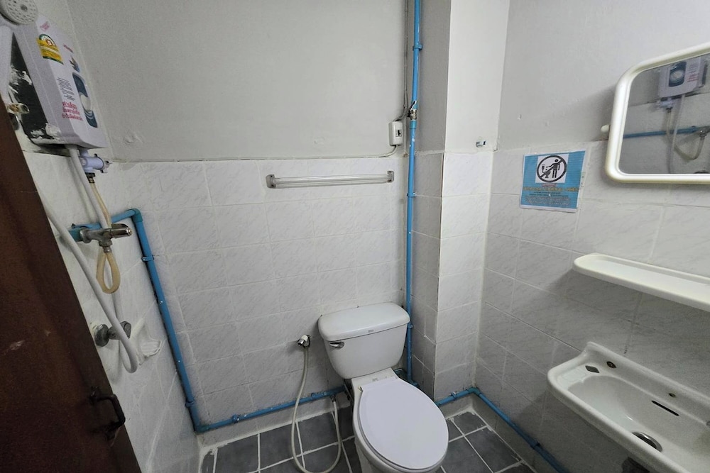 Tapae Inn Hotel 43/44