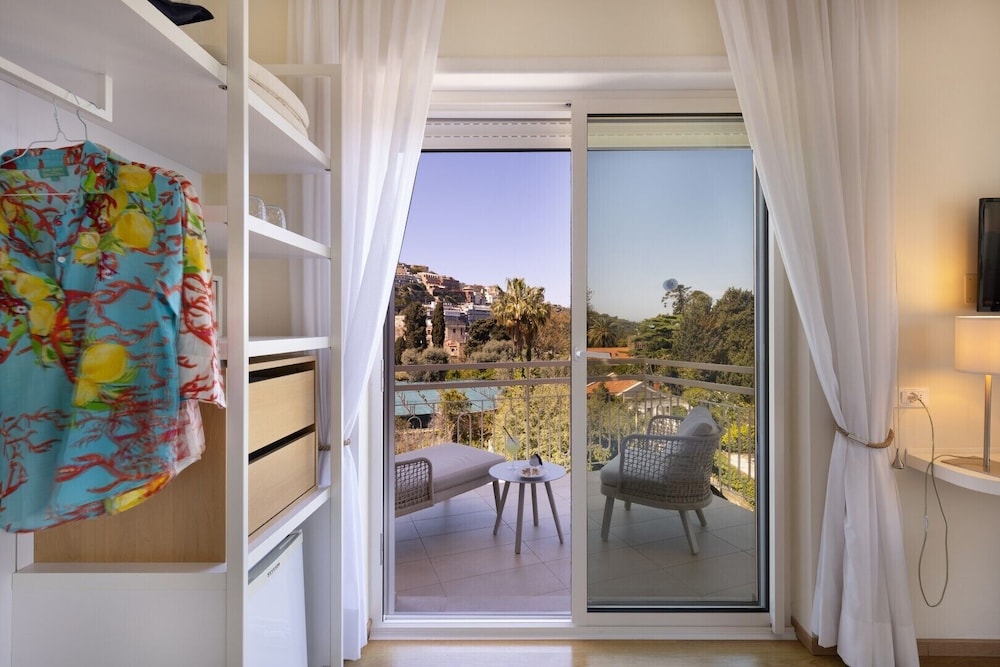 Hotel Regina Sorrento 63/72