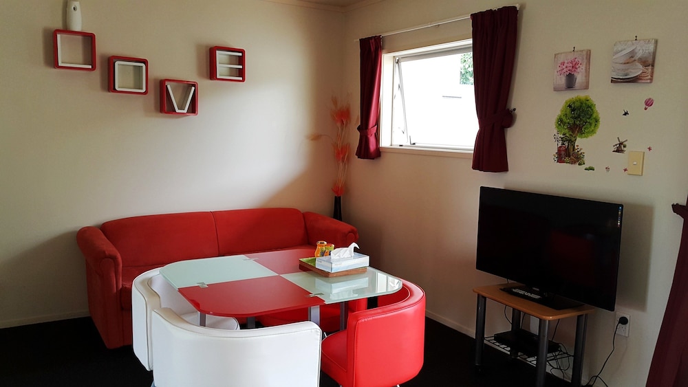 Ann’s Volcanic Motel 25/50
