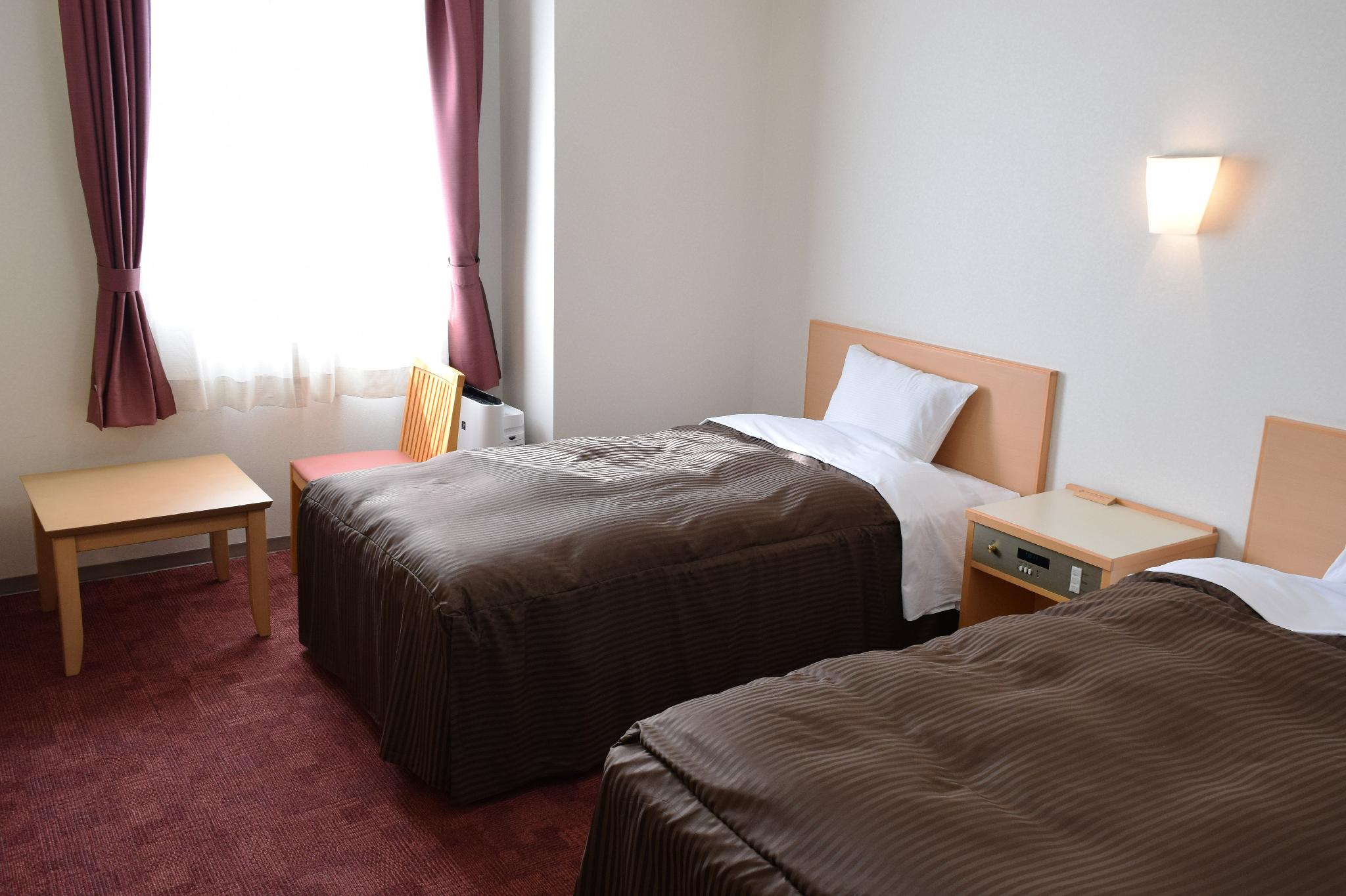Room, Twin Beds, Smoking Type Not Guaranteed