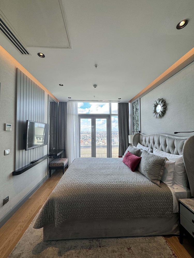 SIGNATURE, SUITE, CITY VIEW