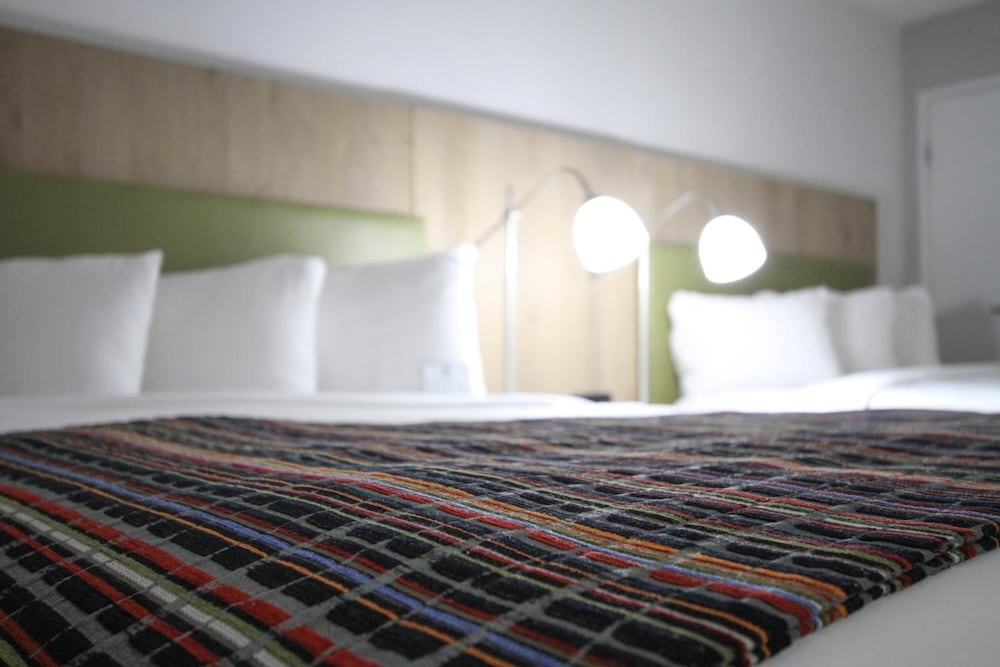 GreenTree Inn and Suites Phoenix Sky Harbor 17/65