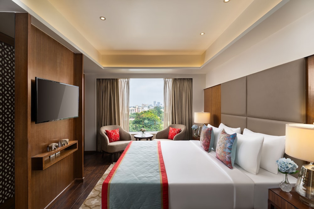 SUITE, KING BED