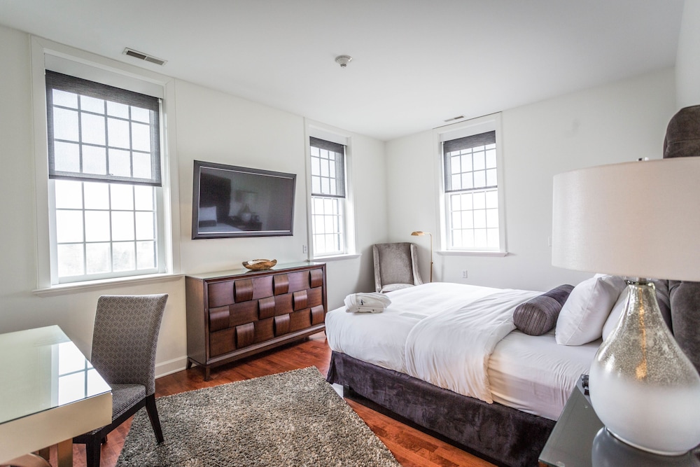 The Delafield Hotel 11/50