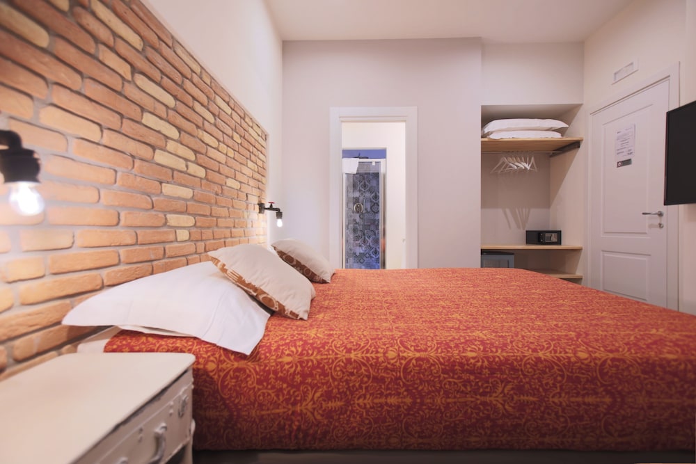 Trevi Contemporary Suite 15/42