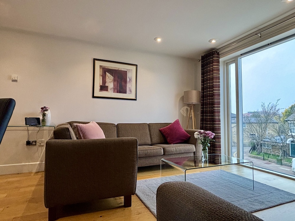 YOUR SPACE APARTMENTS - THE HAMILTONS 37/46