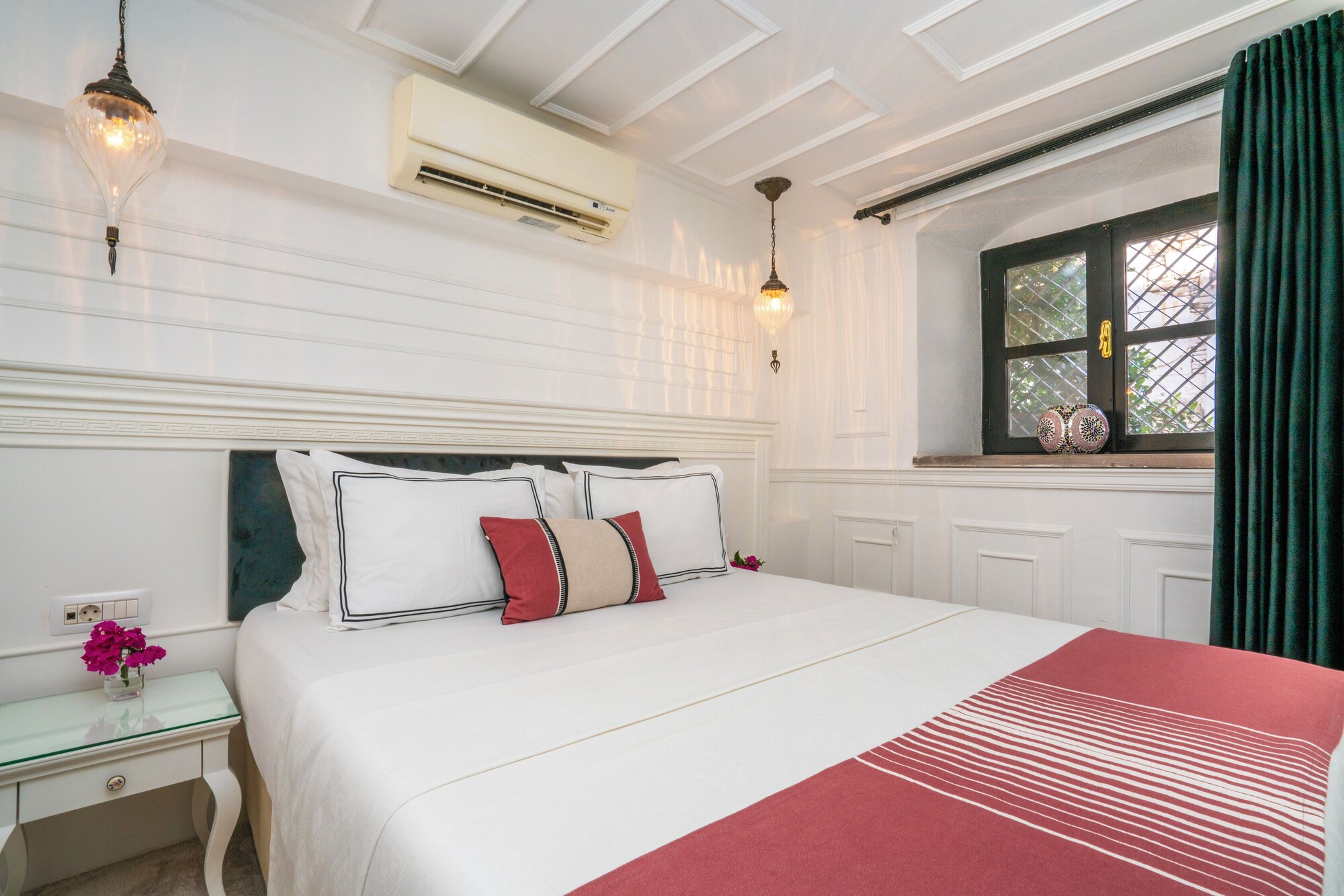 DELUXE, DOUBLE BED, ACCESSIBLE
