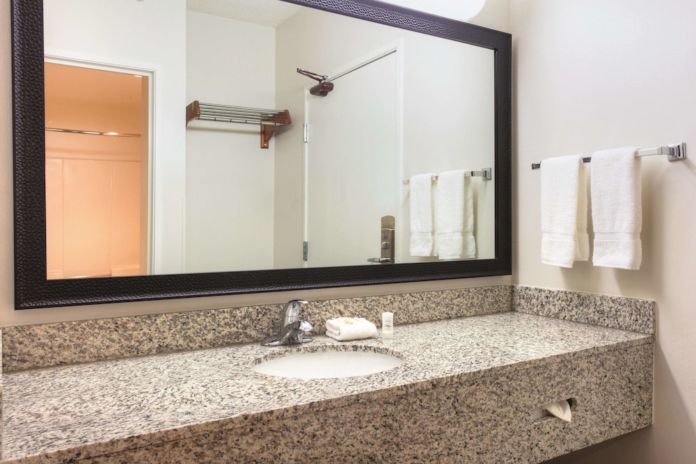 La Quinta Inn & Suites by Wyndham Atlanta Roswell 14/47