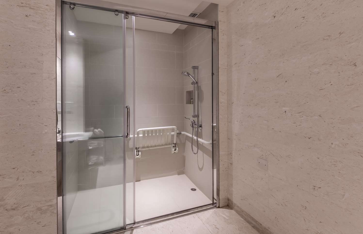 غرفة بسرير كينج بإطلالة على الحديقة لذوي الإعاقة، Hilton Garden Inn Hong Kong Mongkok 2/2