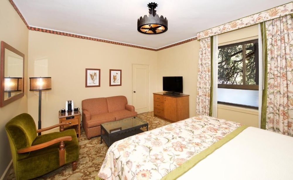 The Ahwahnee 19/50