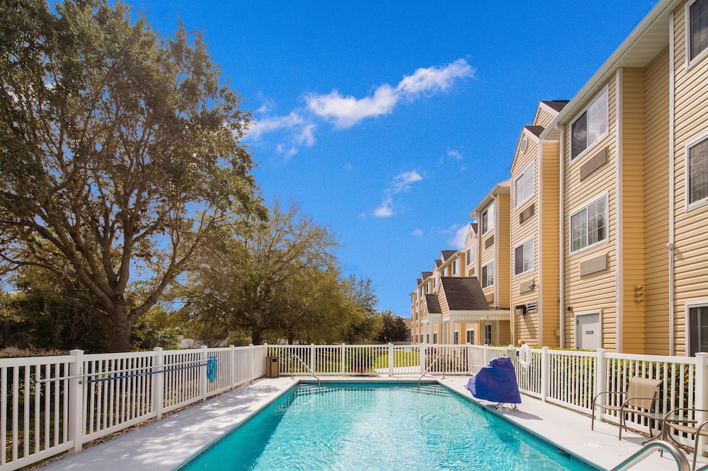 Microtel Inn & Suites by Wyndham Leesburg/Mt Dora 32/38