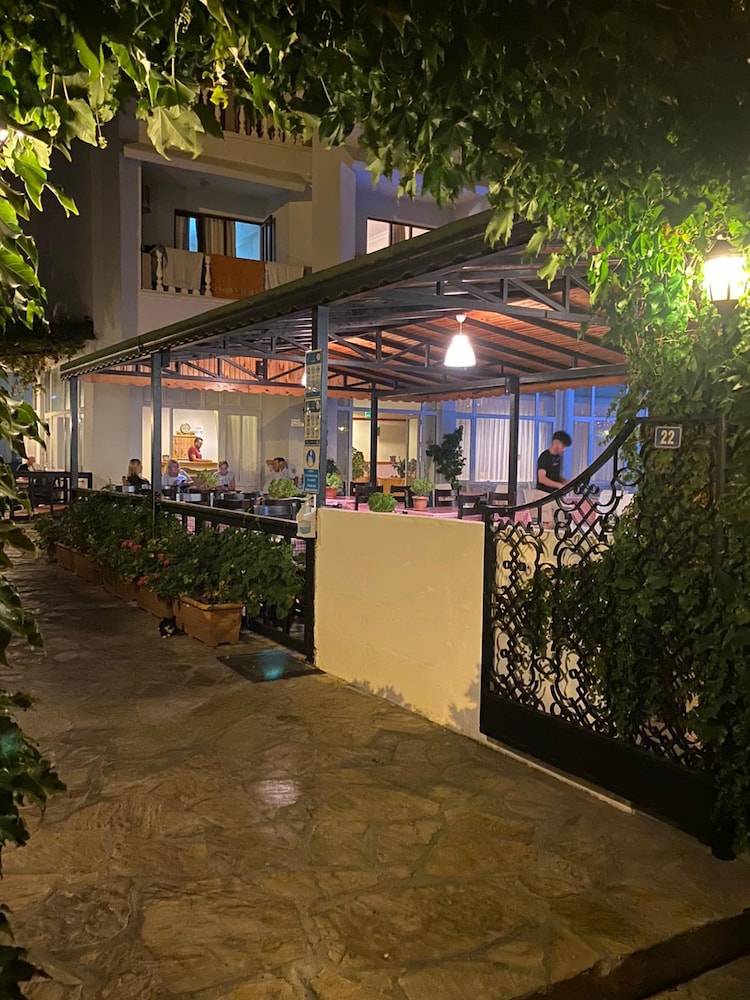 Unver Hotel 51/55