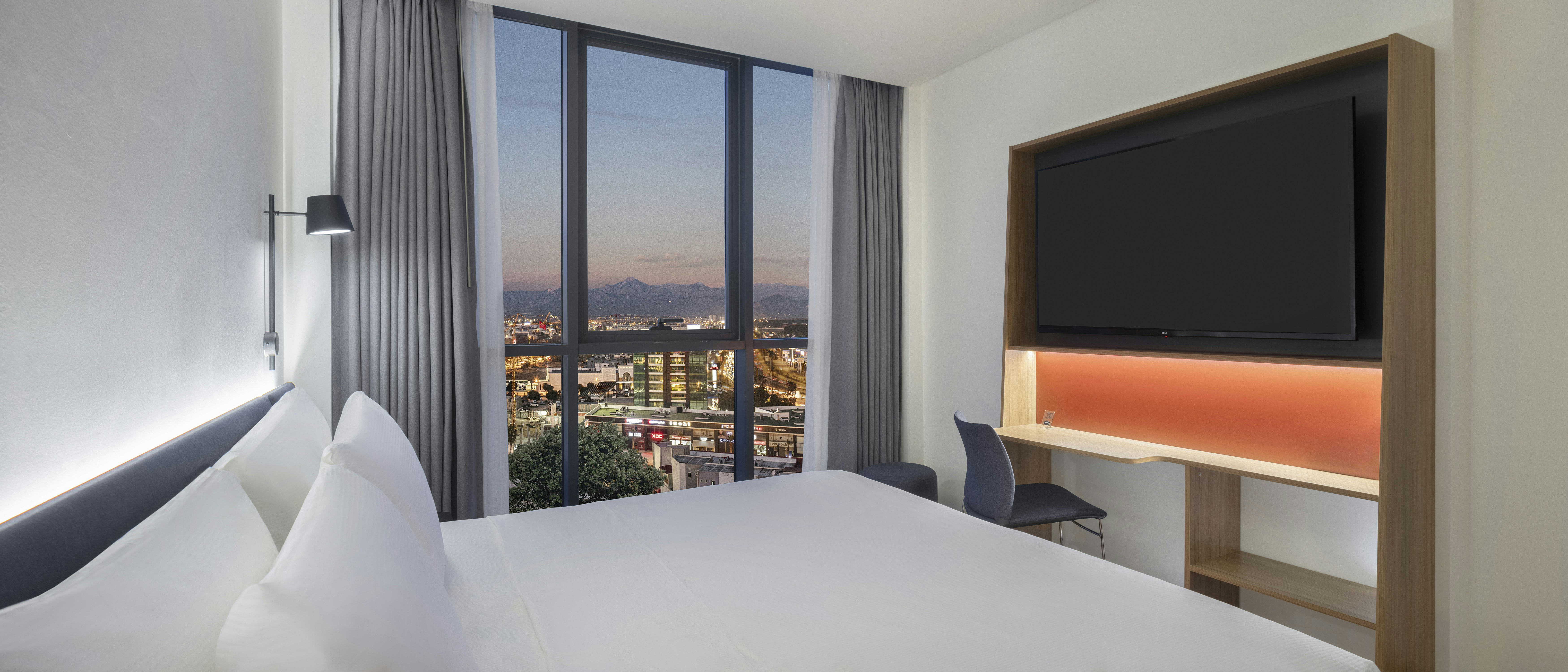 ROOM, KING BED