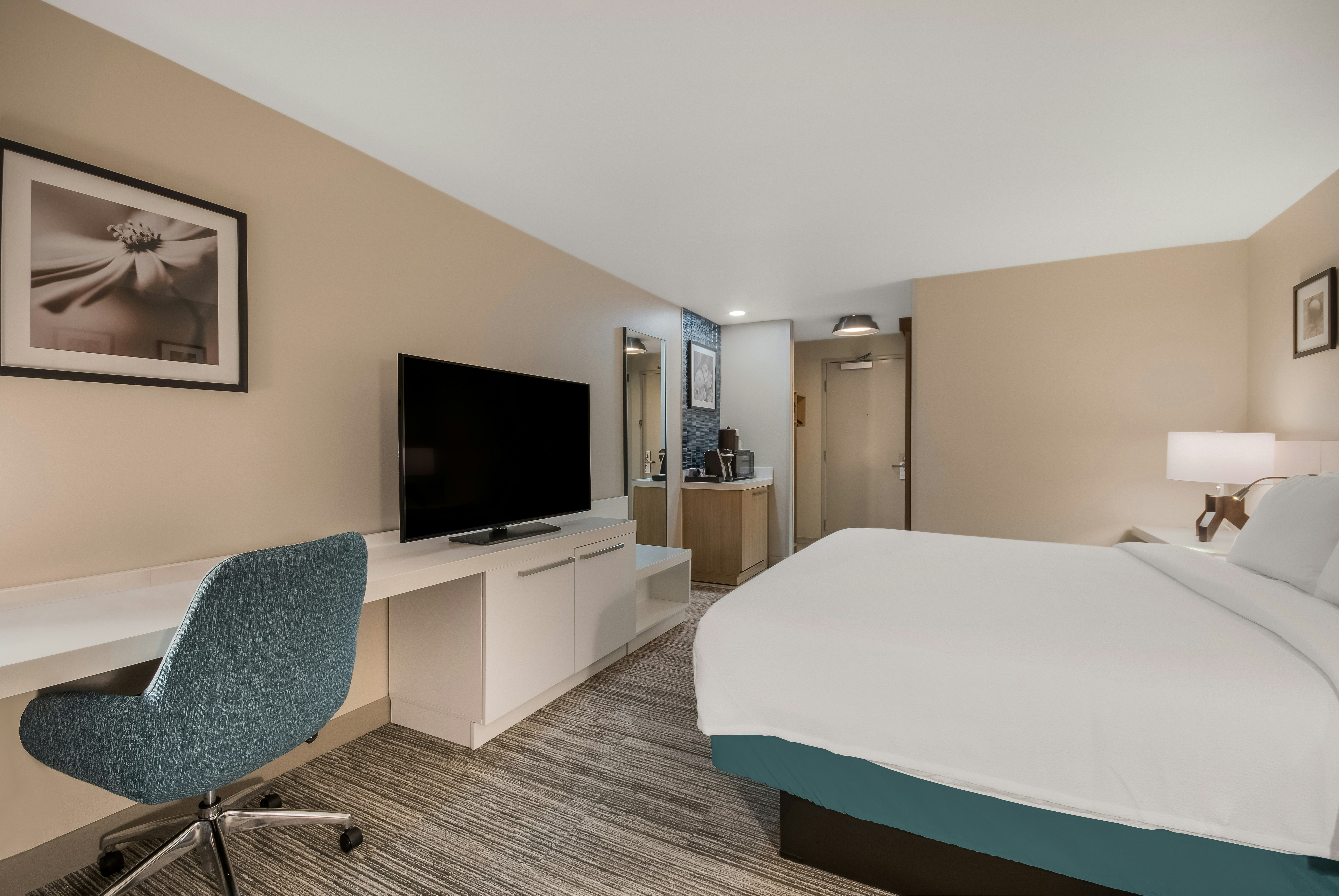 ROOM, KING BED, TOP FLOOR