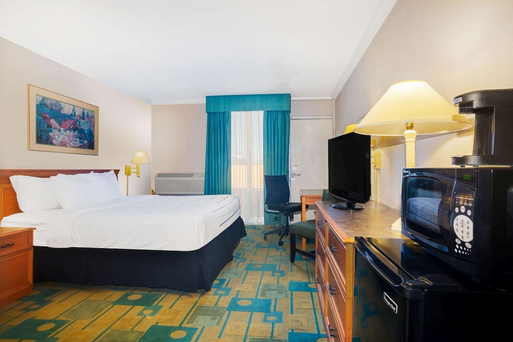 Days Inn by Wyndham Del Rio 28/55