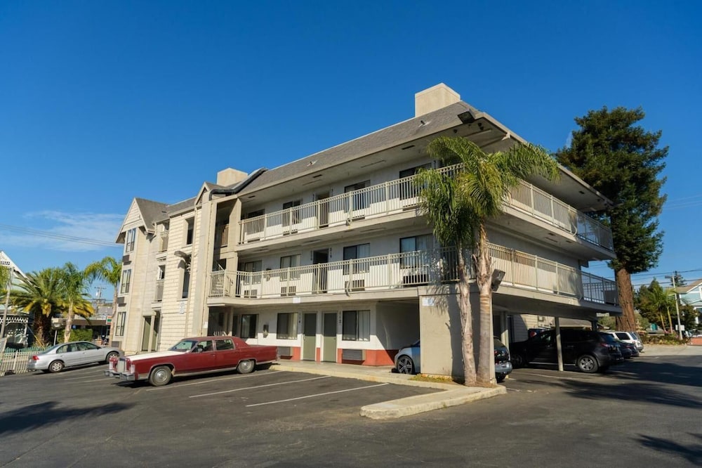 Motel Santa Cruz 3/53