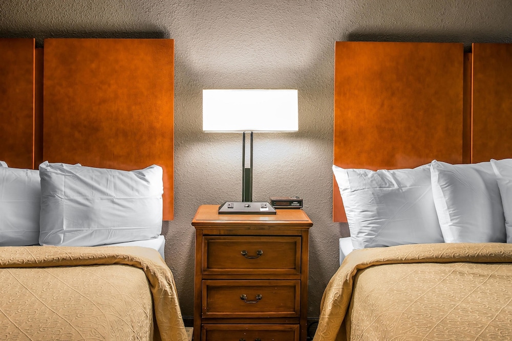 Quality Inn & Suites Livonia - Detroit 14/38