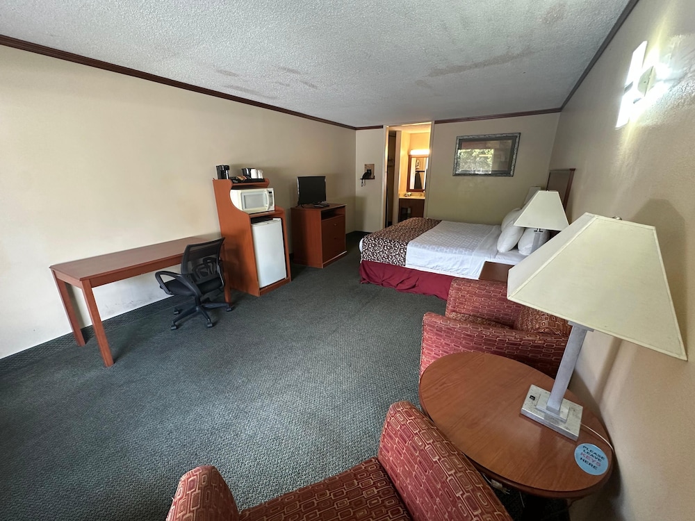 Hotel Red Rose by Townhouse Covington I-64 28/56