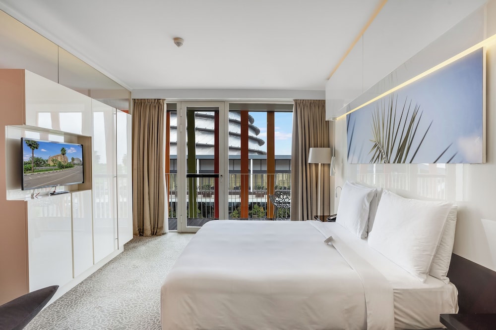 Executive, King Bed, Domeaux View, Balcony