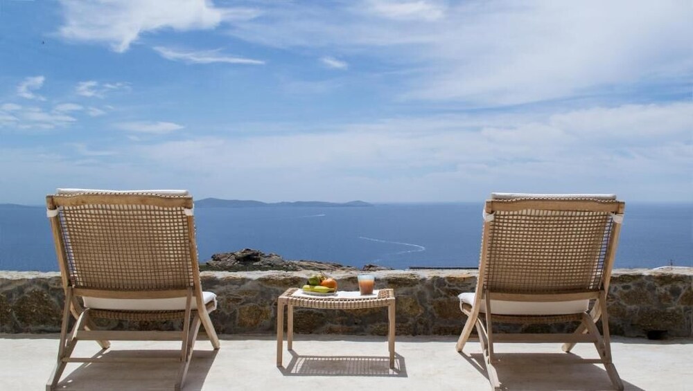 WHITE ROCK SUITES & VILLAS 3/50