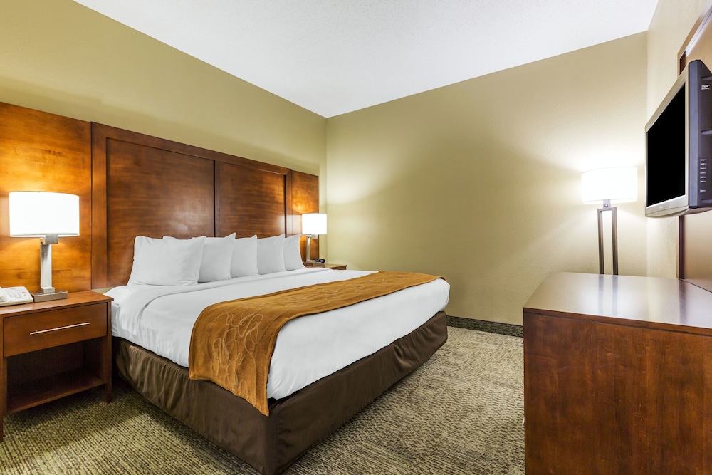 Comfort Suites Near I-80 And I-94 7/39
