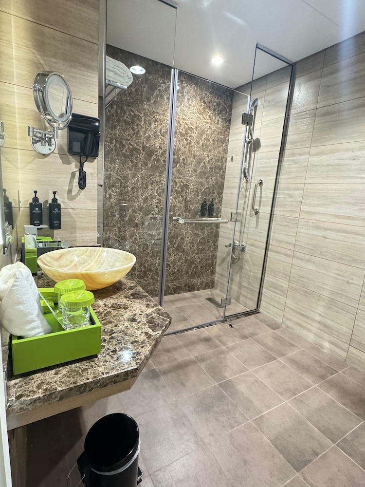 غرفة بسرير كينج بإطلالة على المدينة للمدخنين، La Quinta by Wyndham Abu Dhabi Al Wahda 2/2