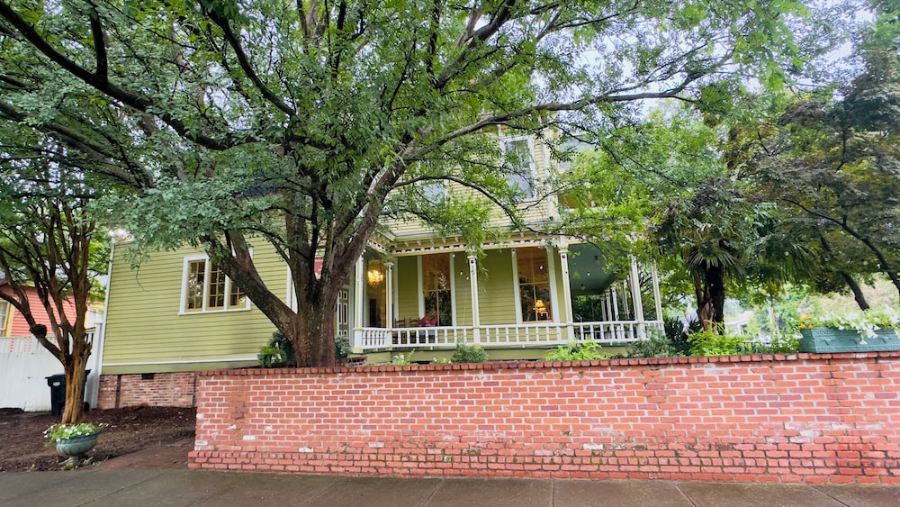 Rothschild-Pound House Inn 73/76