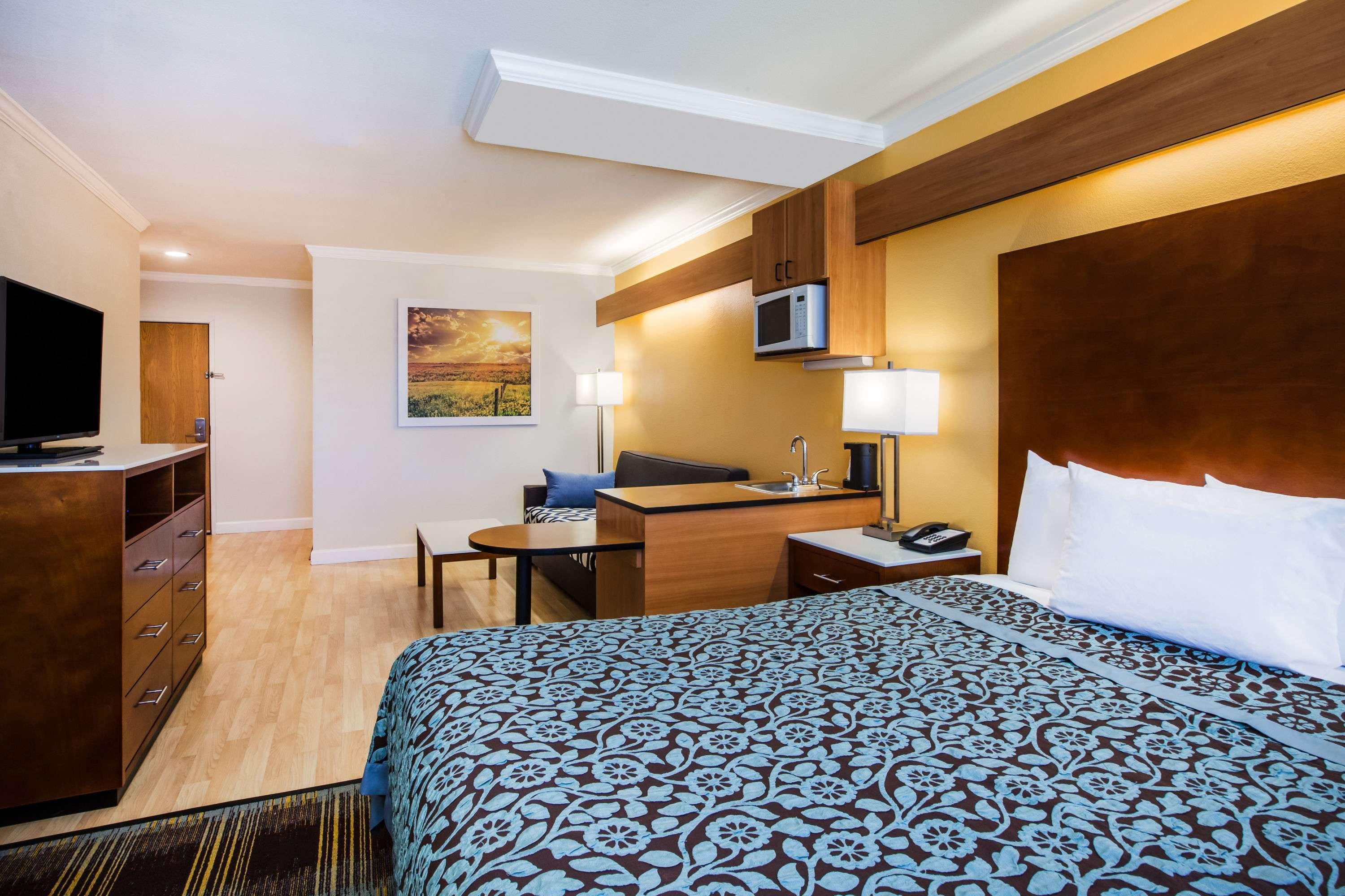 Days Inn & Suites by Wyndham Antioch 13/24