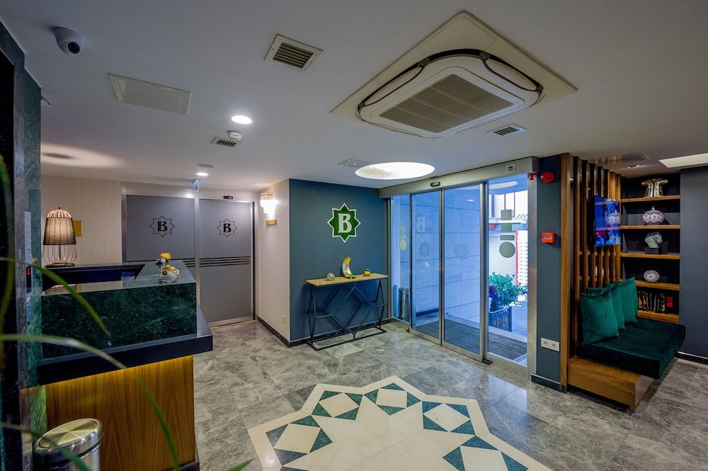 Bizim Hotel 12/64