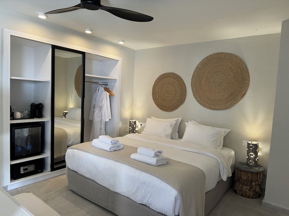 Earth, Suite, King Bed, Sofa, Hot Tub