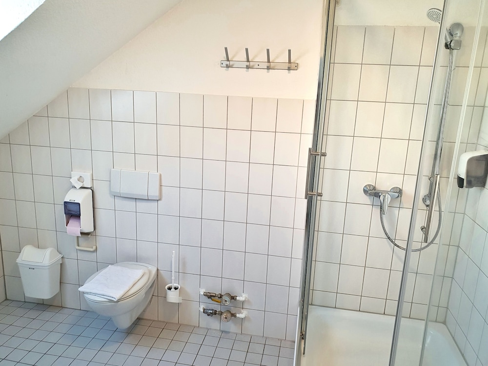 B & L Hostel 44/50