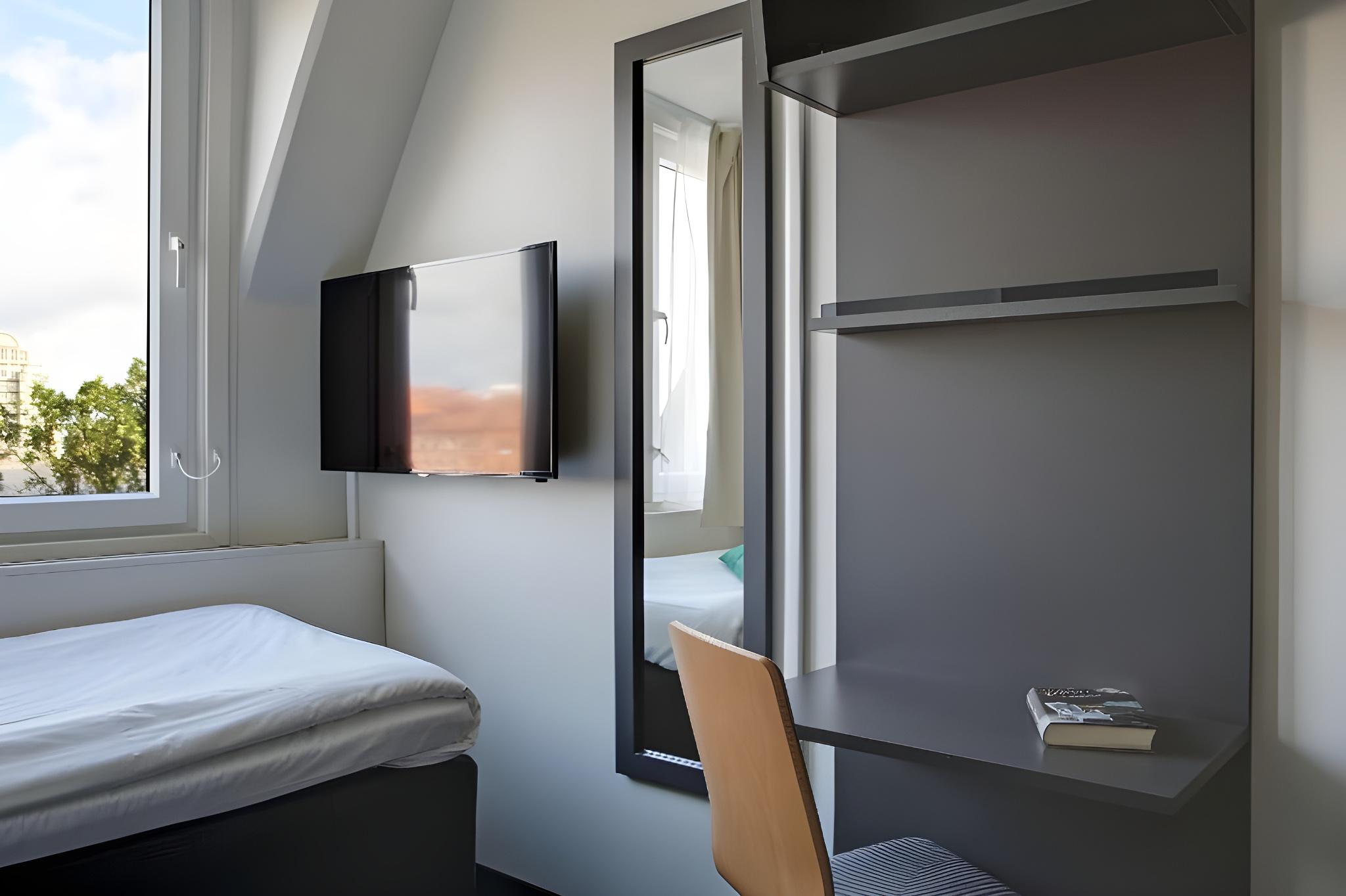 ROOM, SINGLE