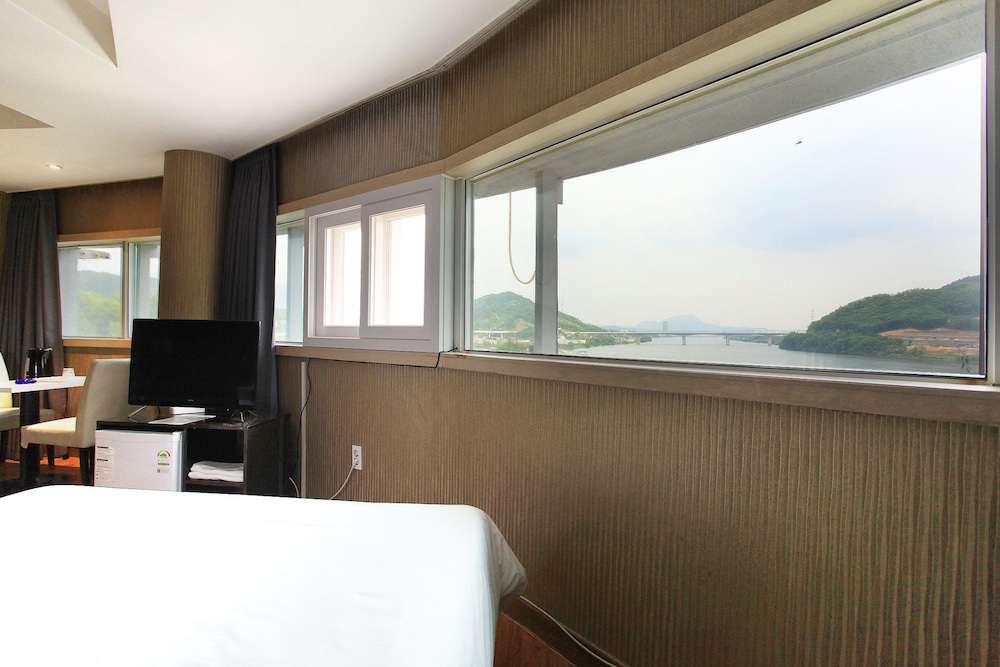 J Hotel 14/45