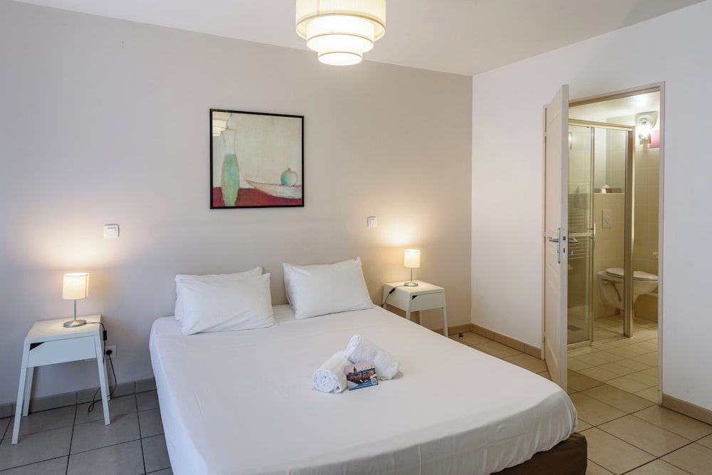 STUDIO, QUEEN BED