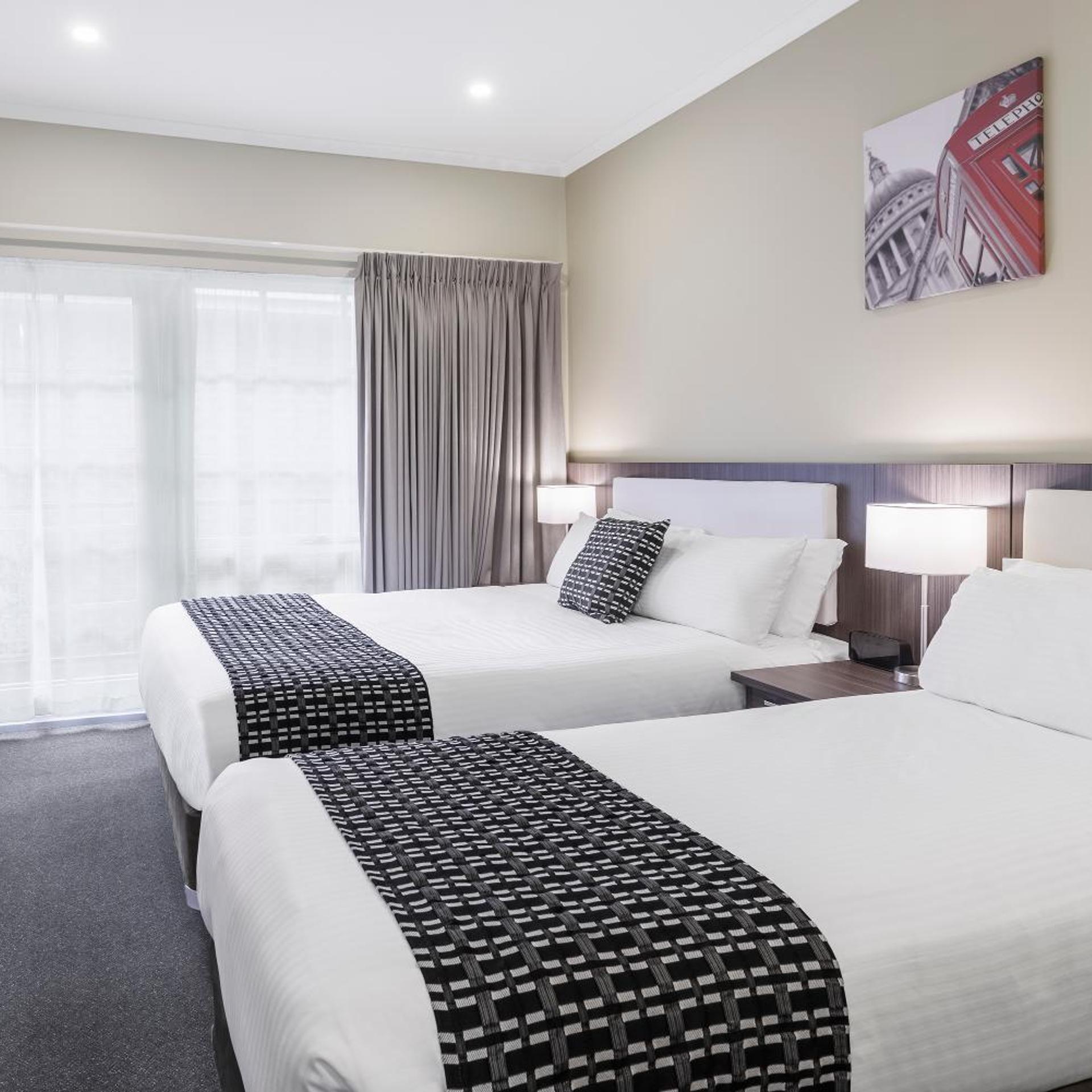غرفة بسريرين منفصلين