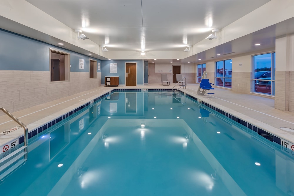 Holiday Inn Express And Suites Cedar Springs Grand Rapids North 41/42