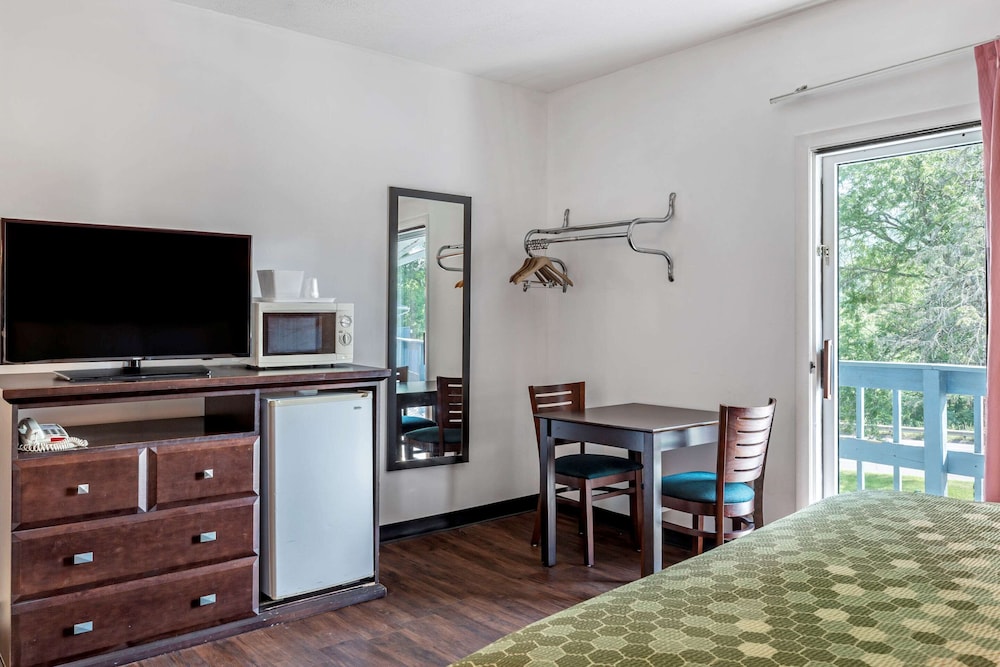 Econo Lodge Lee - Great Barrington 57/65