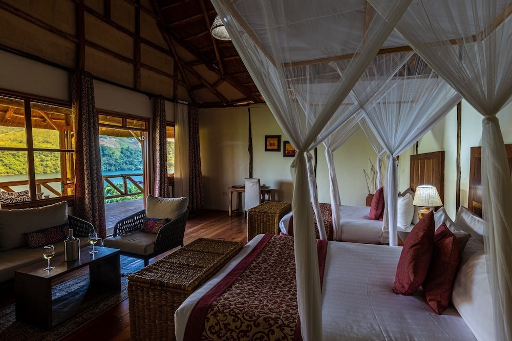 Crater Safari Lodge 25/50