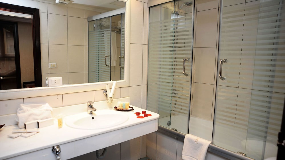 QUEENS SUITE HOTEL 61/61