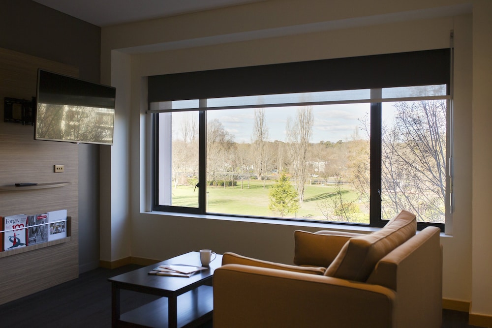 Crowne Plaza Canberra 6/81