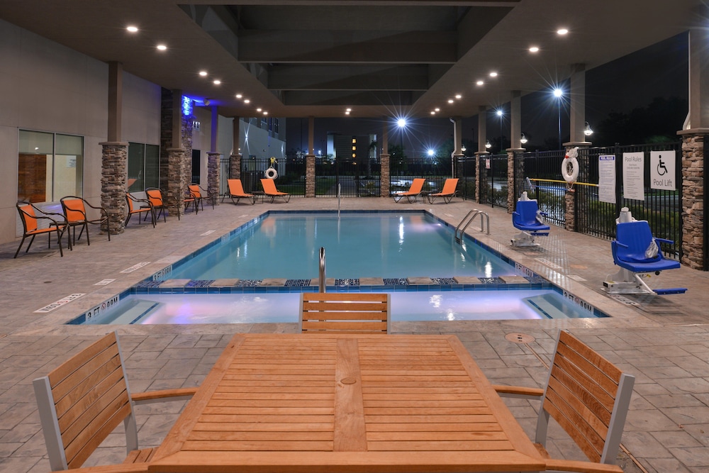 Holiday Inn Express Suites Houston E Pasadena 37/62