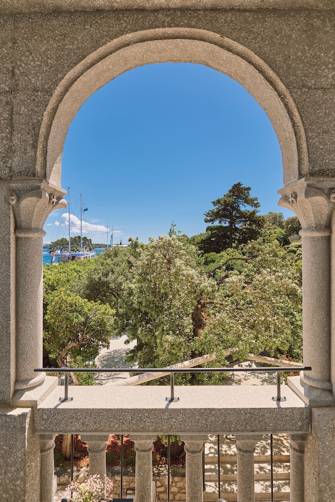 Arbiana Heritage Hotel 73/78