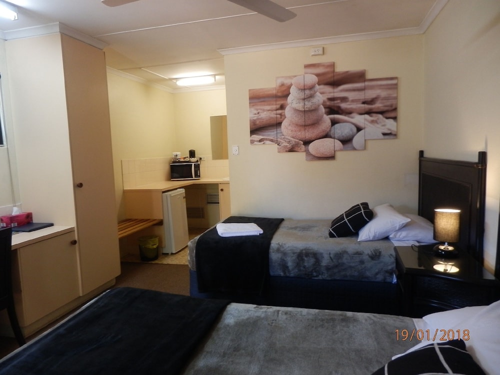 Flying Spur Motel 18/30