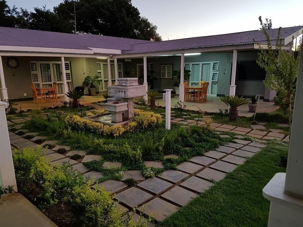 Graceland Guesthouse 40/50