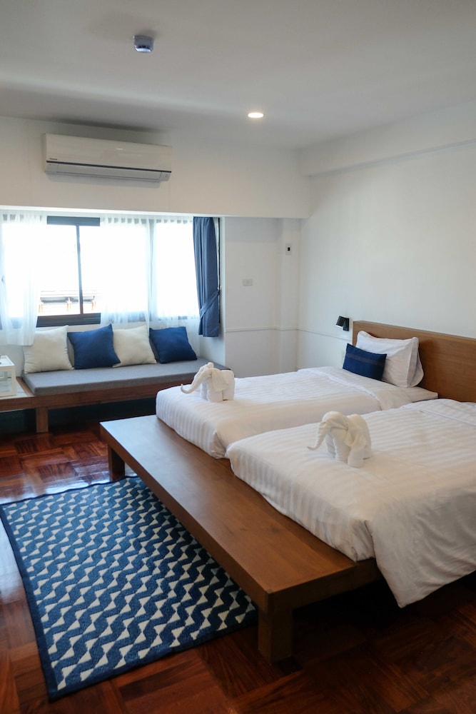 DELUXE, DOUBLE OR TWIN BED