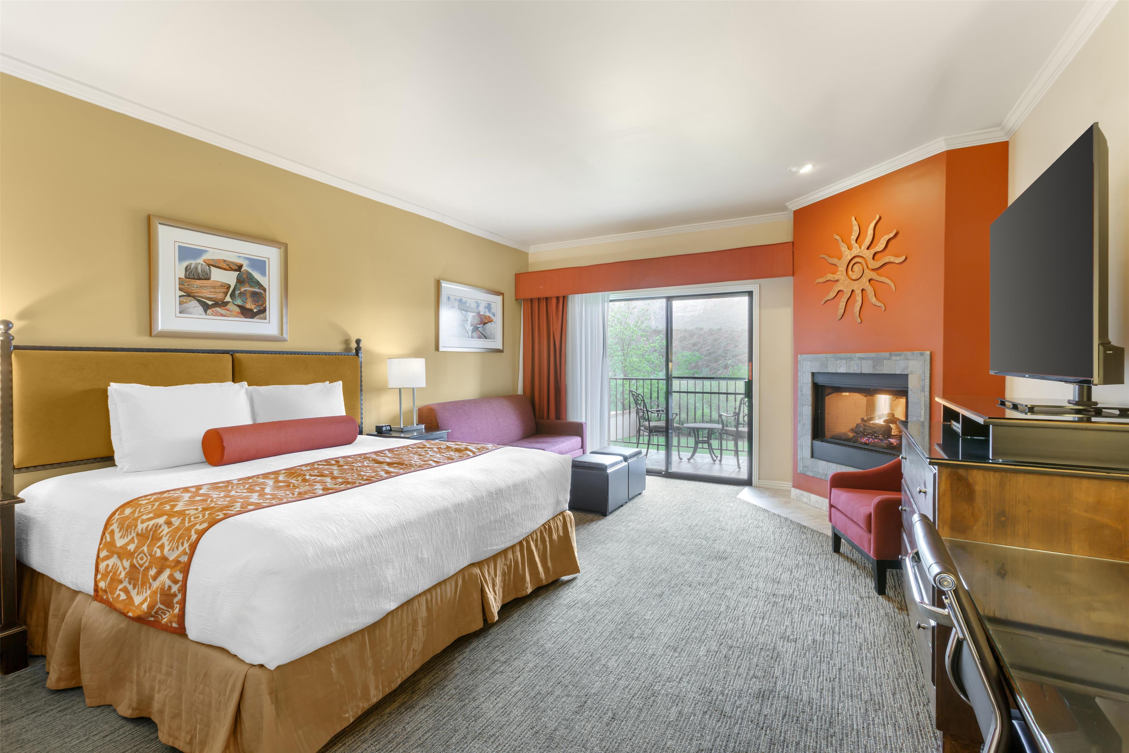 Signature, King Bed, Red Rock View, Sofa, North Wing