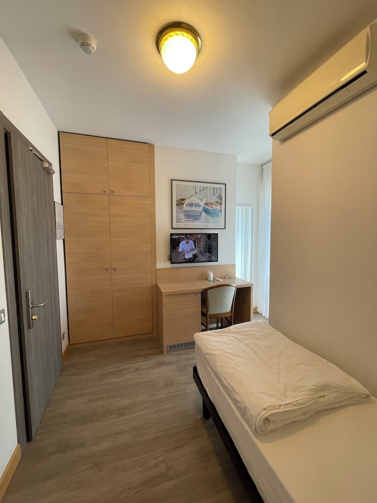 ROOM, SINGLE